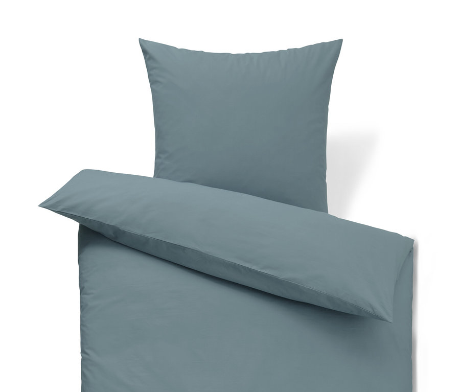 Kék színű, perkál ágyneműgarnitúra lepedővel és párnahuzattal.