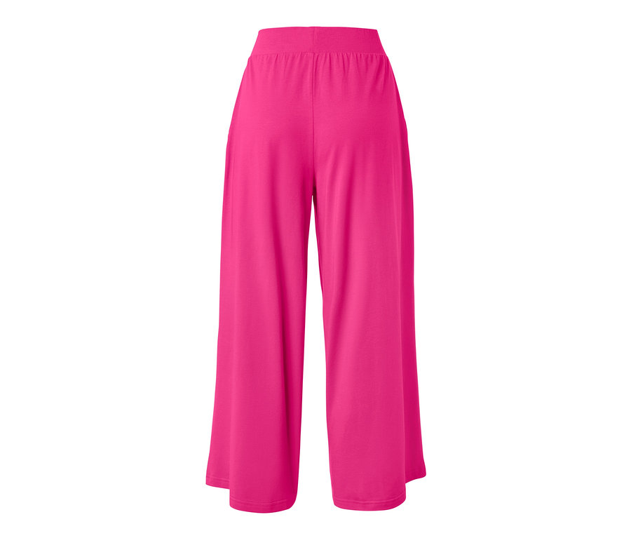 Egy rózsaszín, bő szárú jerseynadrág részletfotója fehér háttérrel.