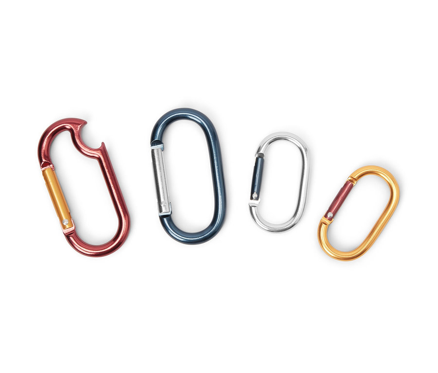 Négy különböző színű karabiner.