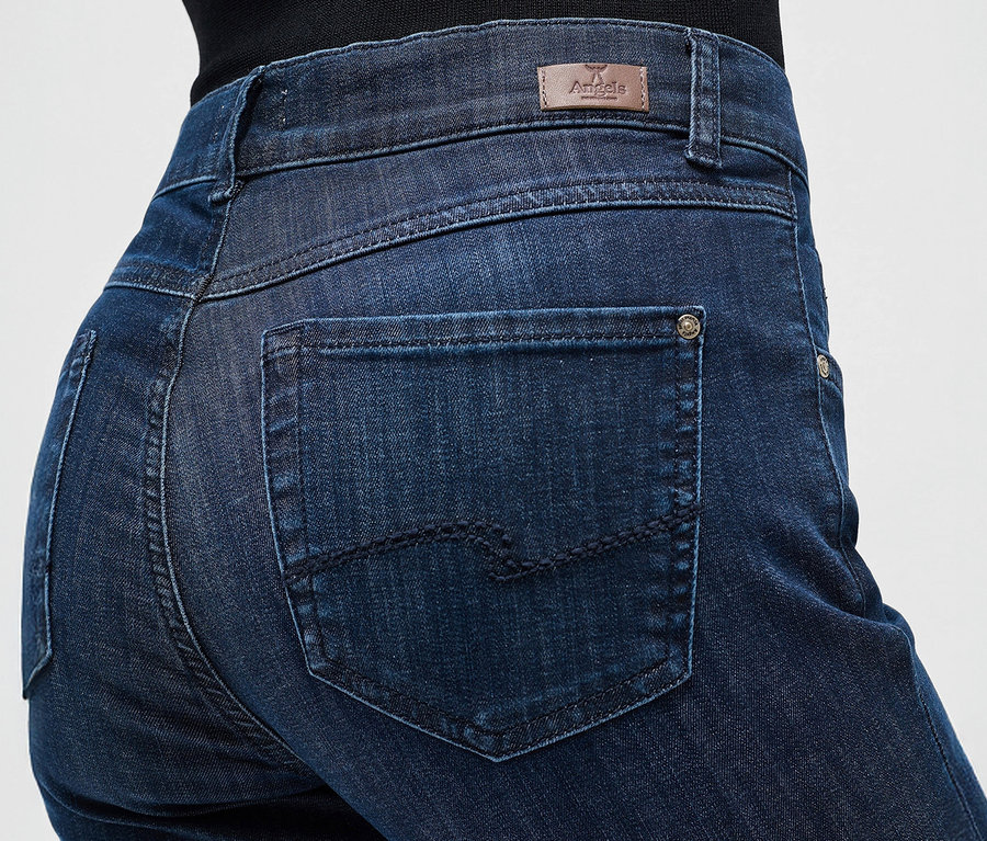 Egy alakot ábrázoló közeli felvétel, aki sötétkék Angels »Cici« slim fit farmert visel.