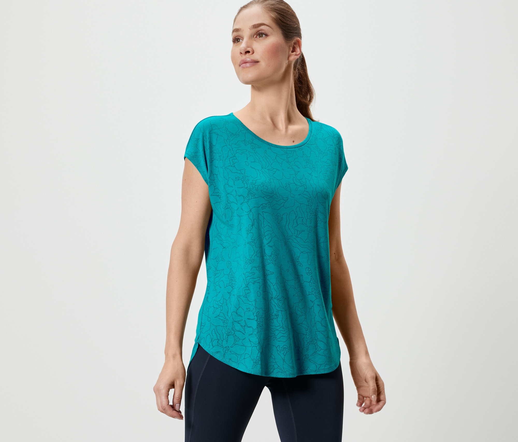Nő visel egy türkiz sportfelsőt.