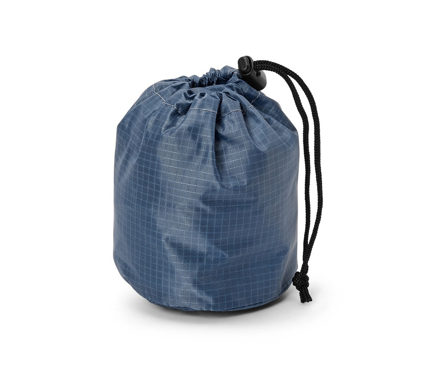 Egy kék hálós kültéri zsák húzózsinórral.