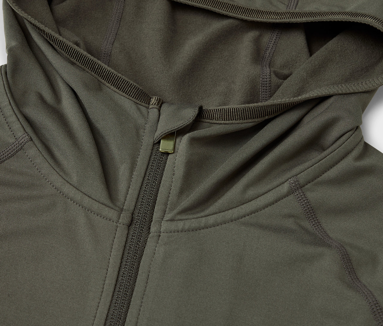 Egy olívazöld, cipzáros kapucnis pulóver részlete.