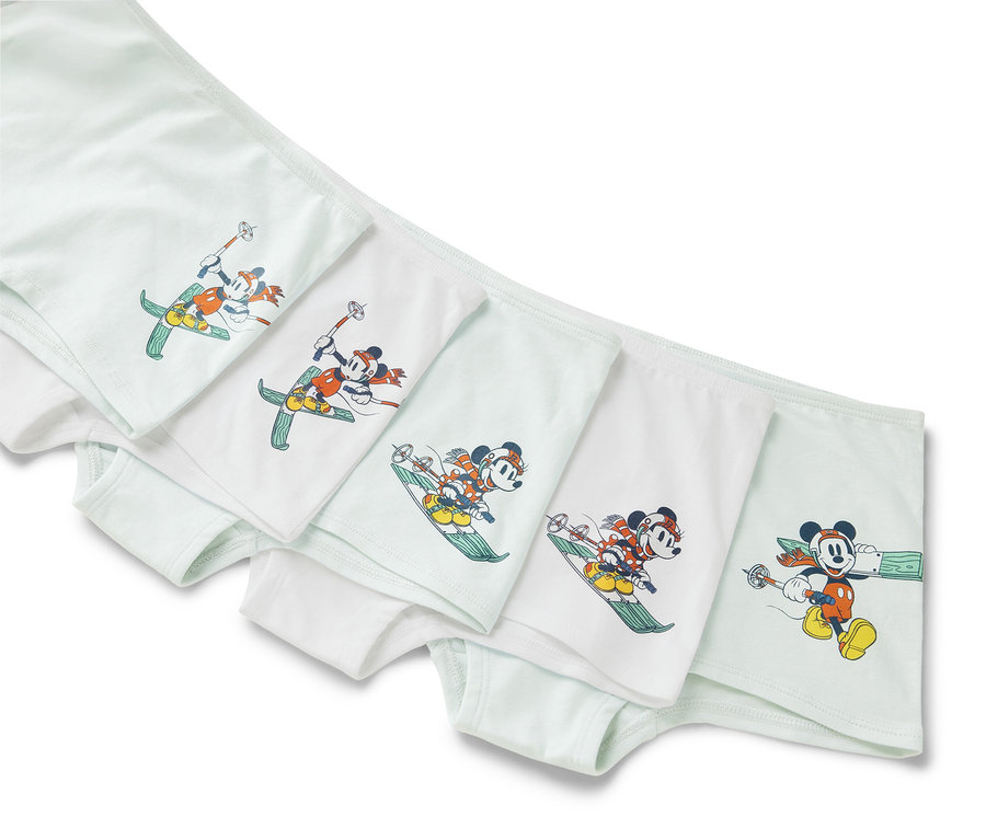 Öt darab »Mickey and Friends« lány bugyi fekszik egymás mellett, mindegyiken más Mickey egér sí motívummal.