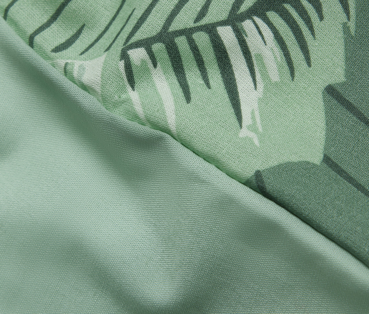 Egy normál méretű, pálmaágas renforcé ágynemű részlete.