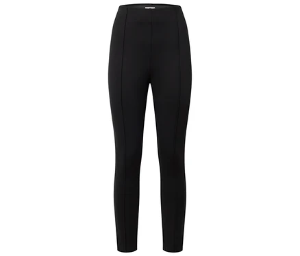 Fekete leggings fehér háttérrel.