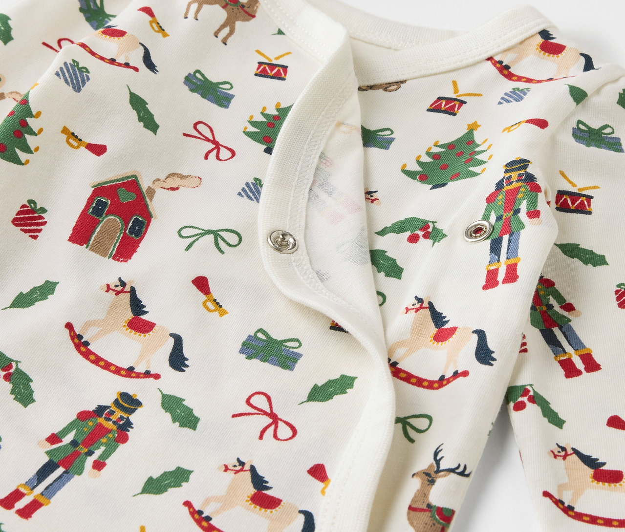 Egy pamut body részlete karácsonyi mintával.