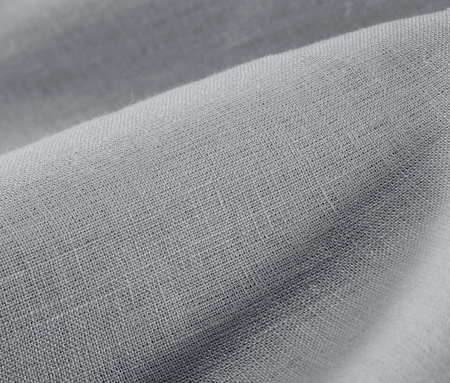 Szürke, extra méretű lenvászon ágynemű részlete.