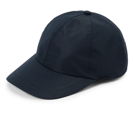 Sötétkék baseball sapka fekszik egy fehér háttéren.