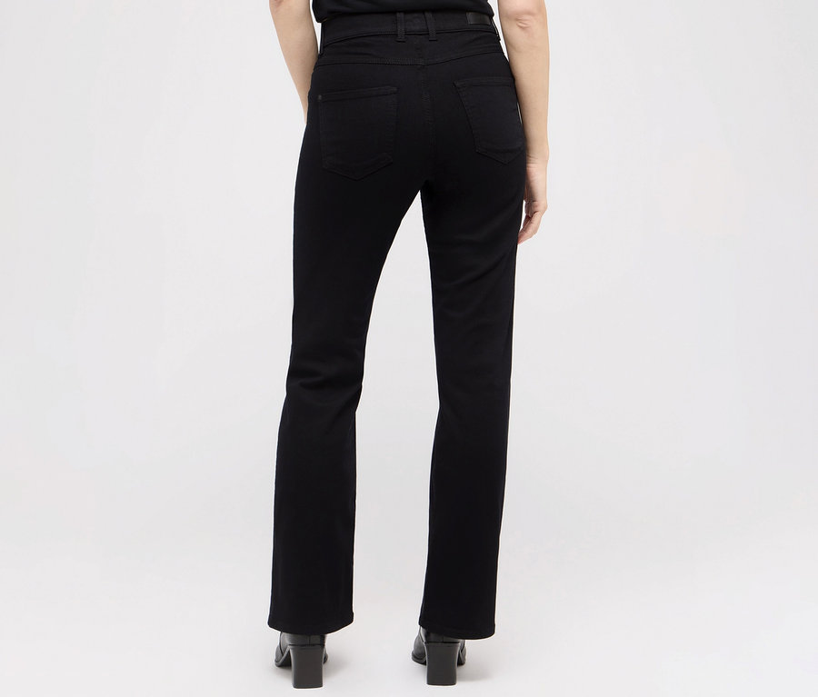 Hátulról látható egy nő fekete Angels denim »Lara« straight fit farmernadrágban és magassarkú cipőben.