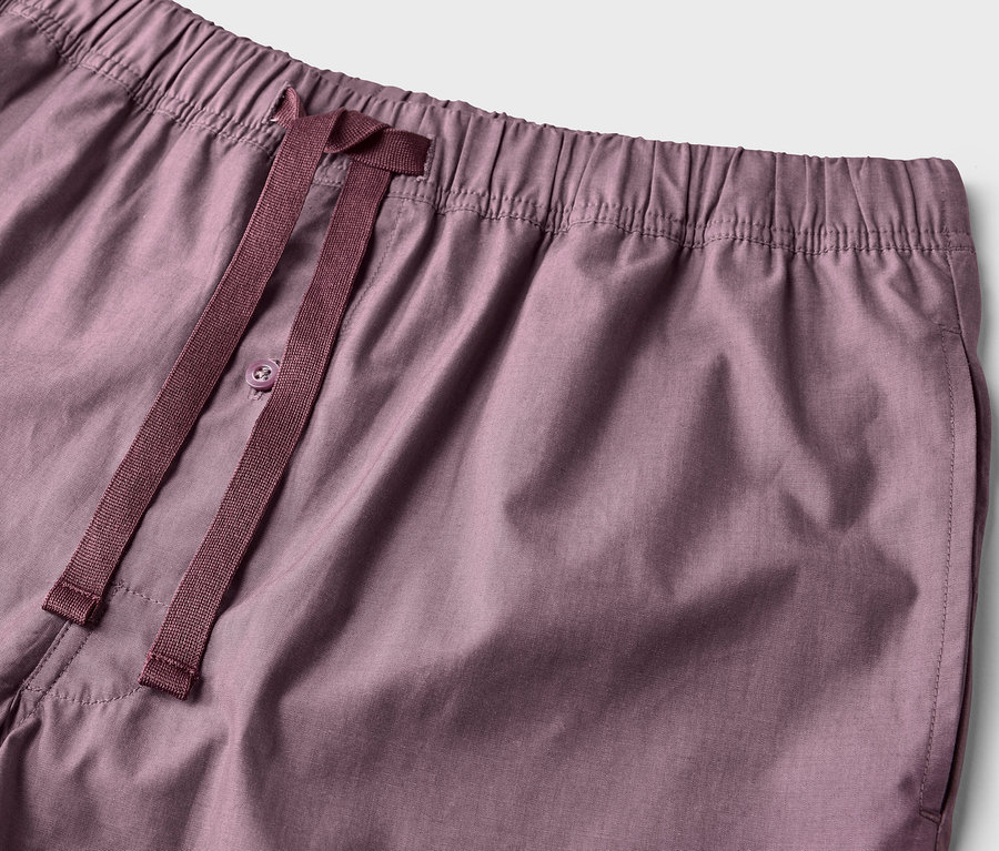 Lila rövid pizsamanadrág részlete rugalmas derékpánttal és húzózsinórral.