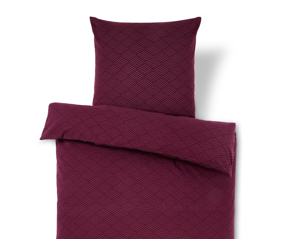 Bordó ágynemű szett geometrikus mintával és párnával.