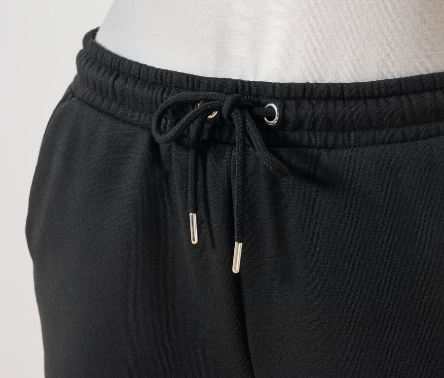 Fekete színű, húzózsinóros jogging alsó részlete.