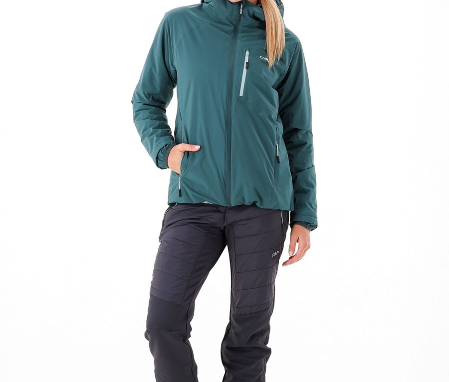 Nő visel CMP Hybride női túranadrágot, kabátot és sapkát.