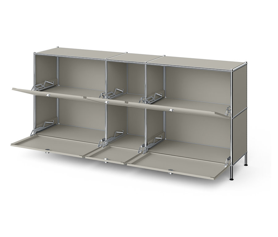 Szürke moduláris szekrény hat rekesszel, melyek közül néhány nyitott.