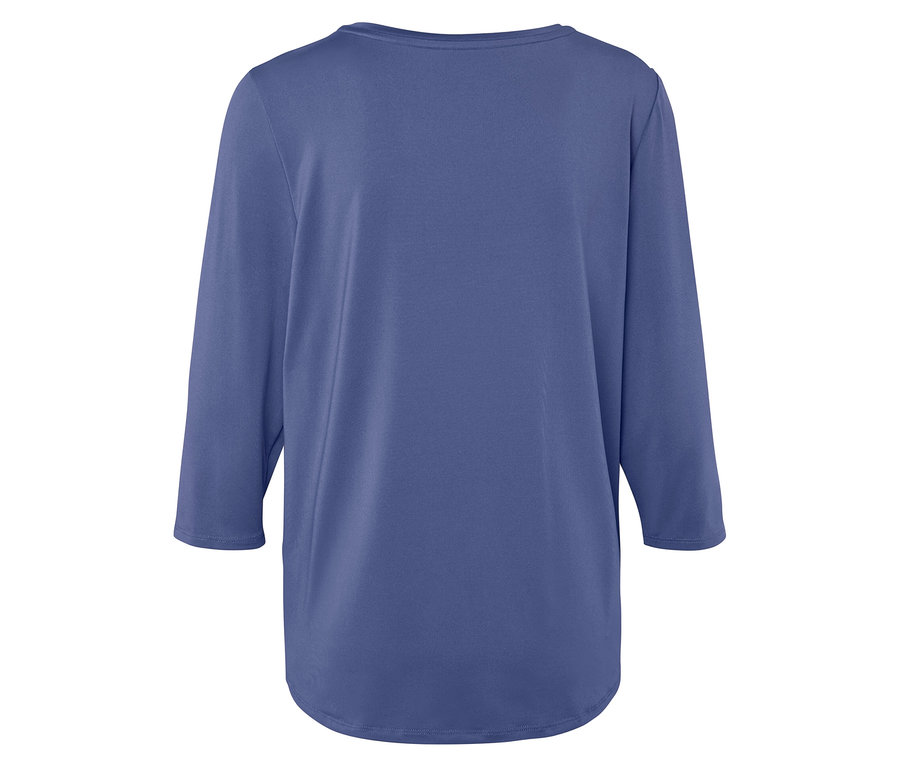 Hátulnézet egy kék, háromnegyedes ujjú pólóról.