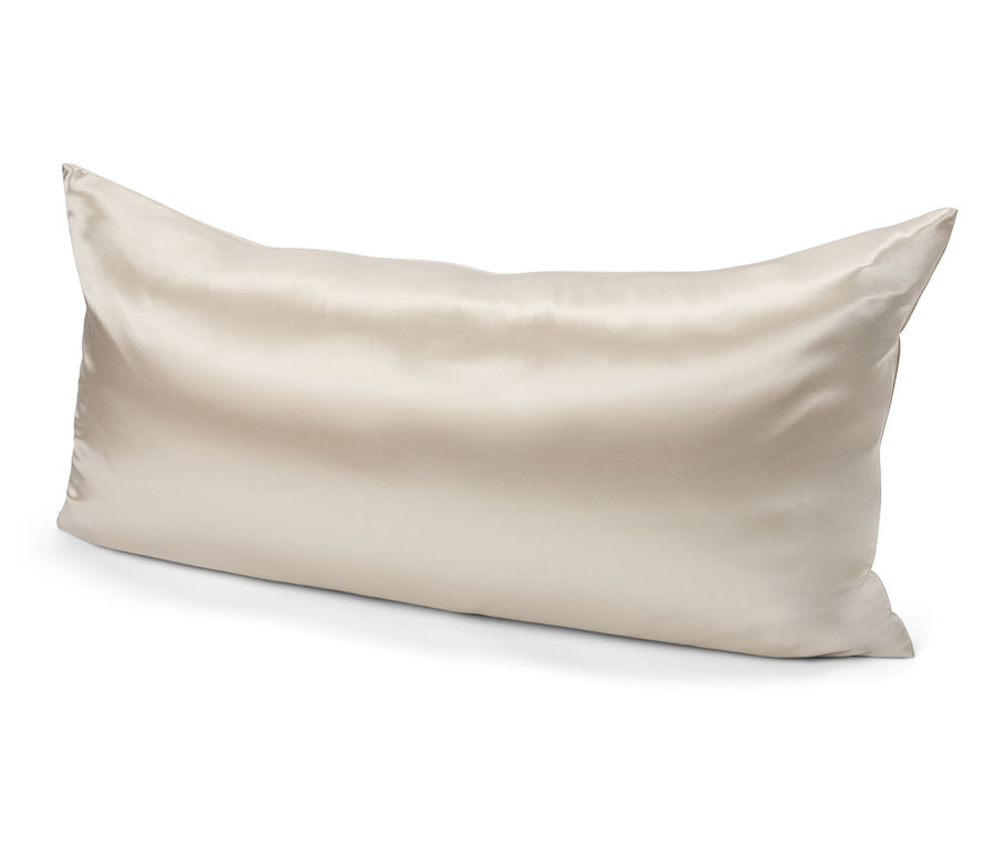 Egy téglalap alakú párna szatén huzattal.