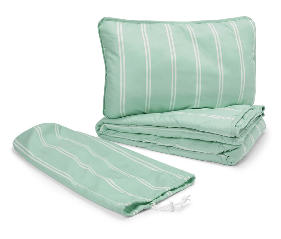 Egy zöld, steppelt párna és takaró fehér csíkokkal egy húzózsinóros huzat mellett.