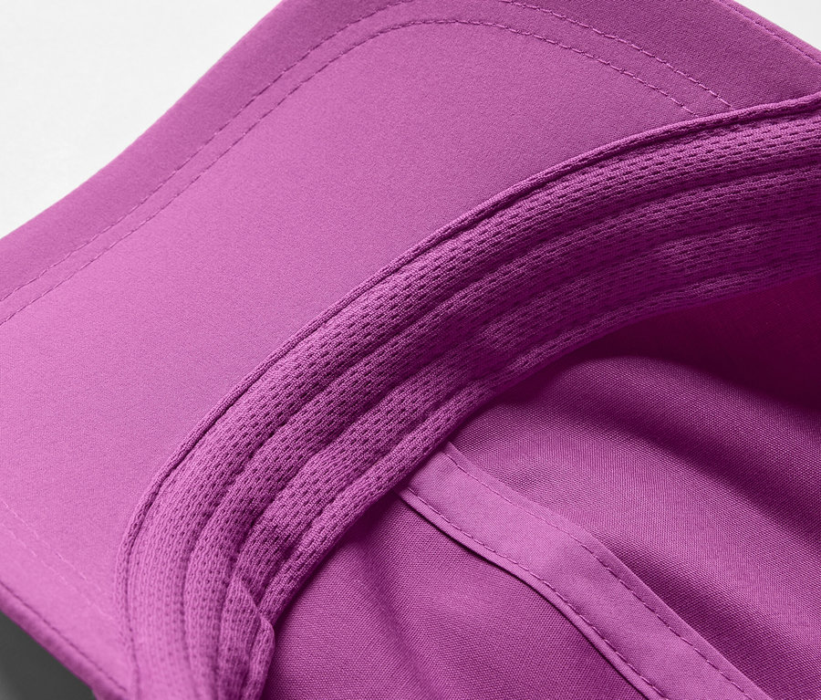 Egy lila sportsapka részletgazdag képe.