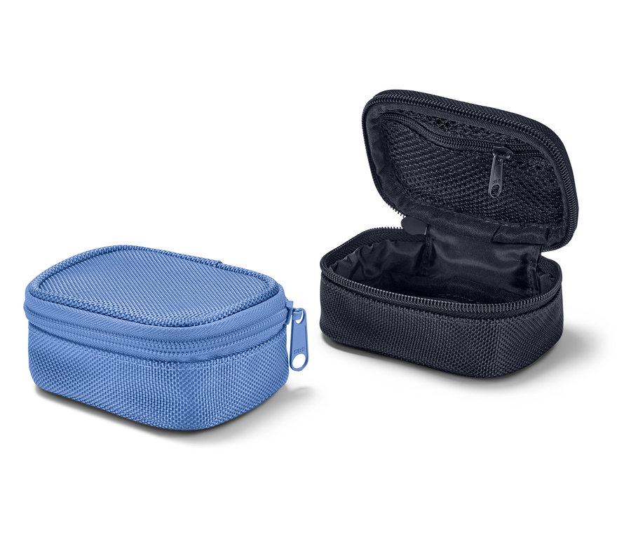 Két mini rendszerezőtáska utazáshoz, egy kék, zárt és egy fekete, nyitott, hálós zsebbel.
