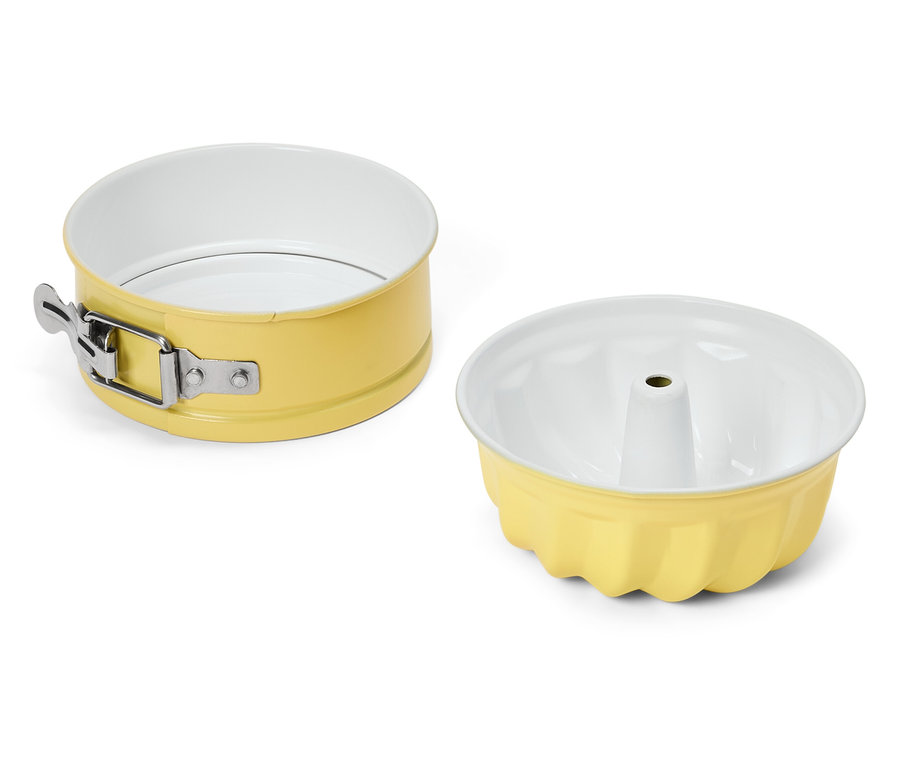 Két sárga sütőforma fehér háttérrel.