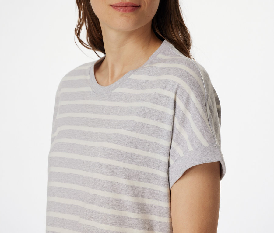 Nő visel egy csíkos SCHIESSER rövidujjú hálóinget.