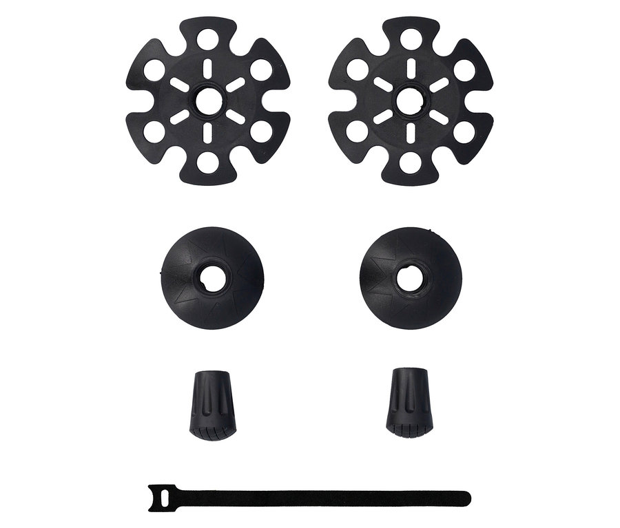 Különböző fekete túrabot-fejek és egy tépőzáras szalag fekszik egy fehér háttéren.