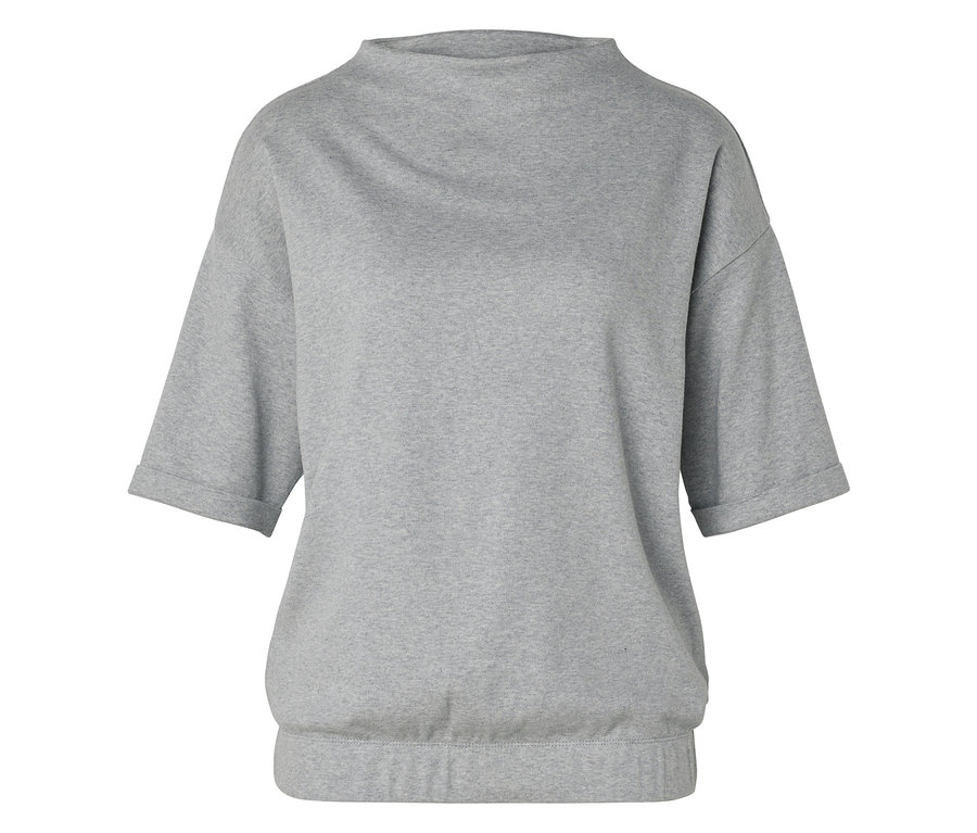 Szürke, rövid ujjú, magas nyakú pulóver.