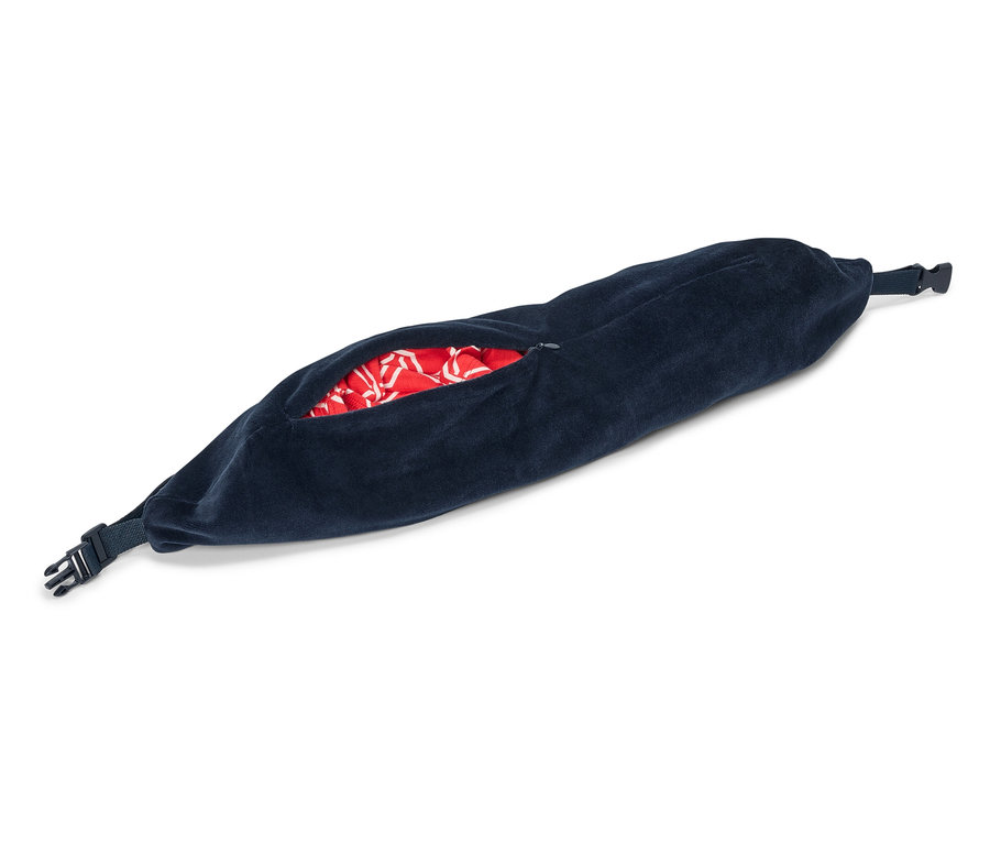 Egy sötétkék övtáska fekszik egy fehér háttéren, részben nyitott cipzáras zsebbel, amely egy fehér mintás piros anyagot mutat.