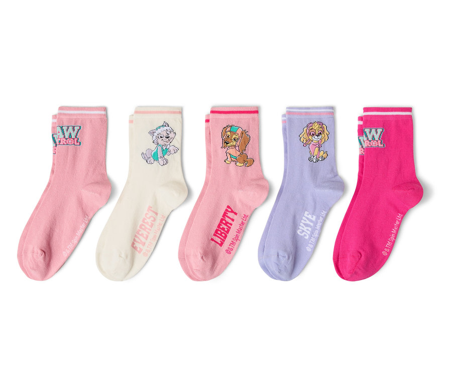 Öt pár zokni különböző színekben, Mancs Őrjárat motívumokkal egymás mellett.