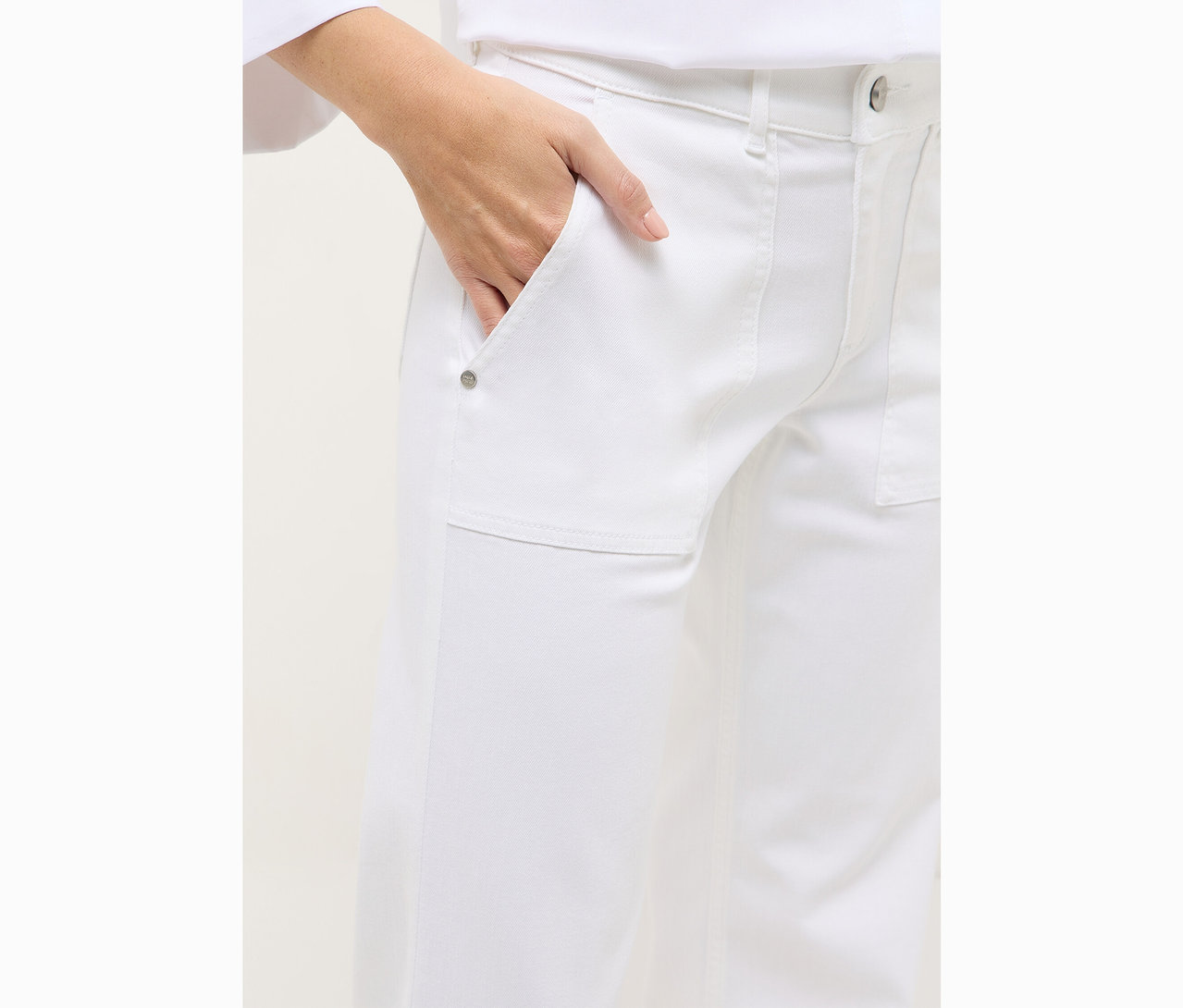 Egy kéz a fehér Angels denim »Liz Urban« bőszárú farmernadrág zsebében.