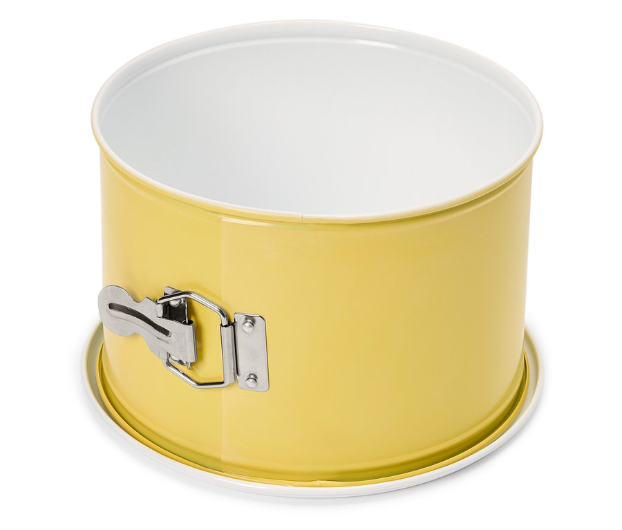 Sárga tortaforma fehér belsővel és ezüst színű zárral, fehér háttéren.