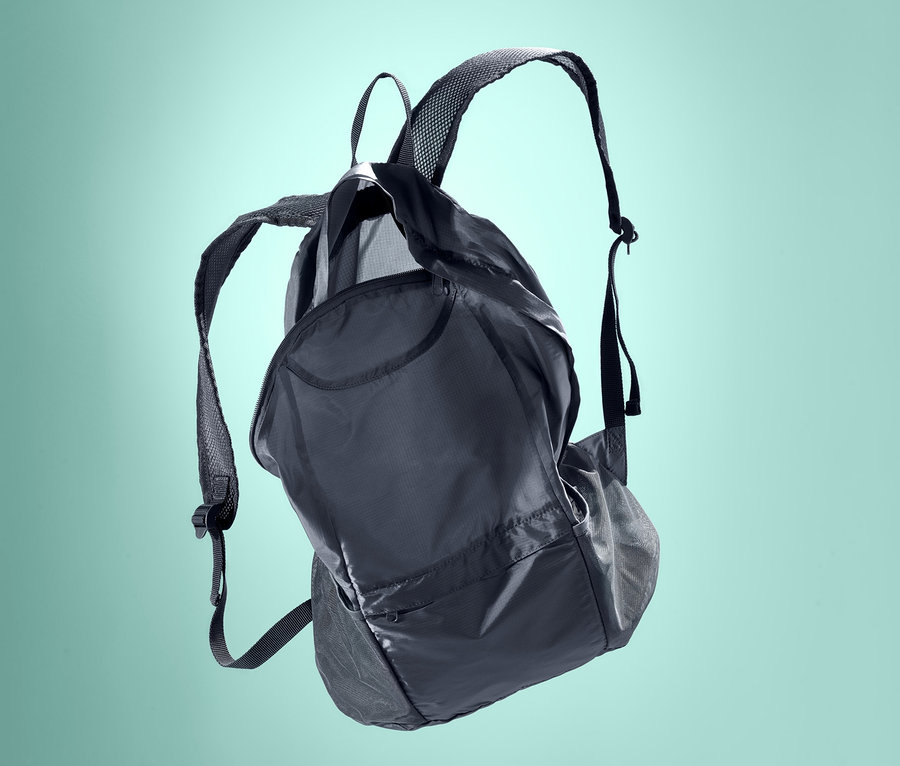 Fekete, összehajtható hátizsák türkiz háttérrel.