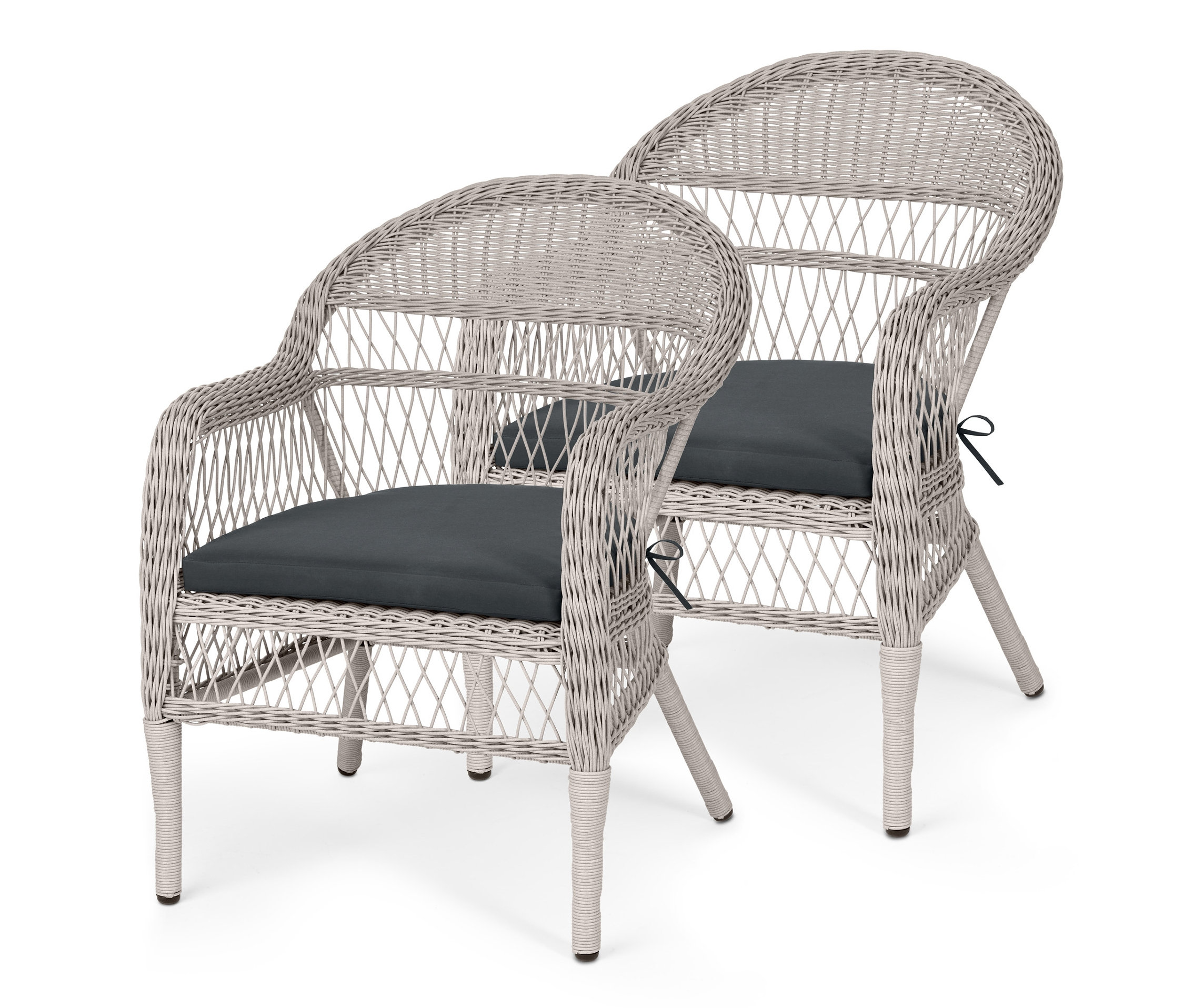 Két polyrattan kerti szék sötét ülőpárnákkal.