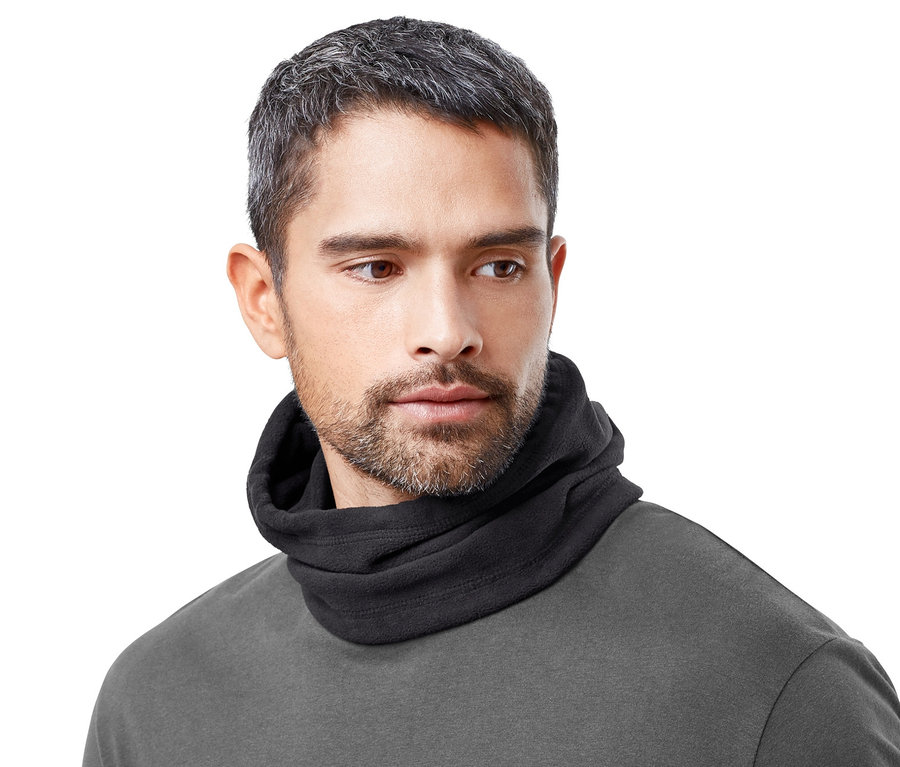 Férfi visel fekete mikropolár kámzsát.