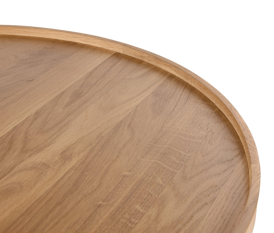 Egy kerek dohányzóasztal részlete.