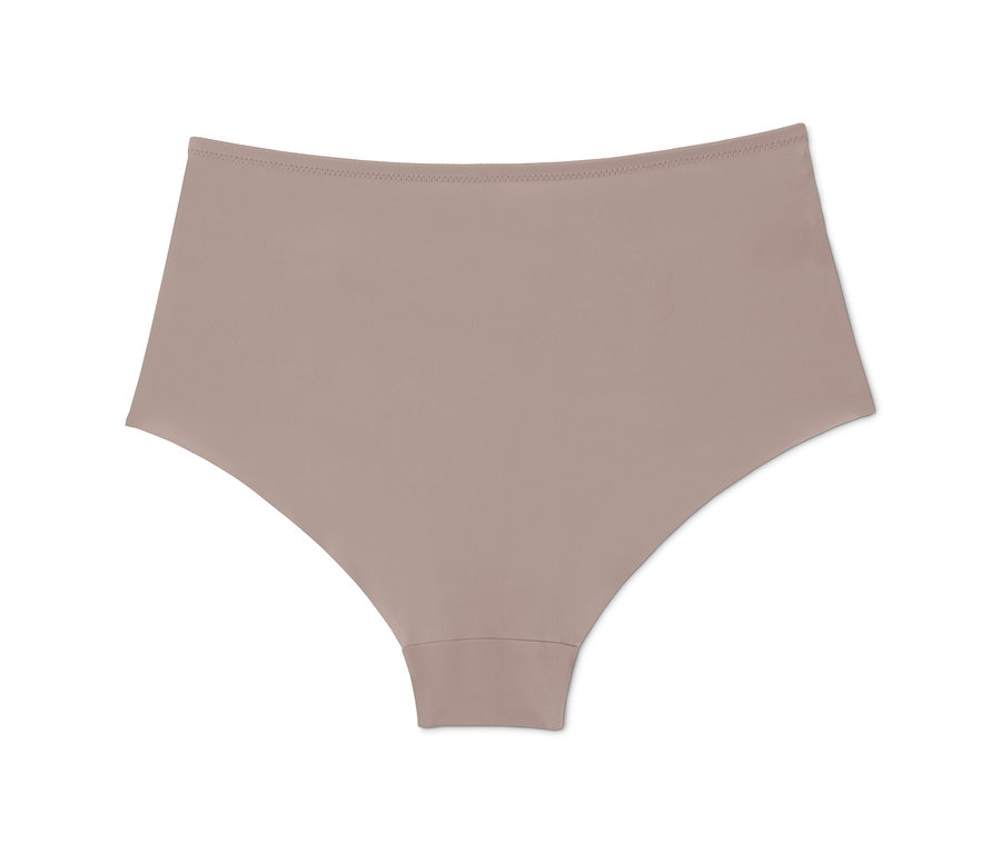 Egy testszínű, magas derekú alsó fehér háttérrel.