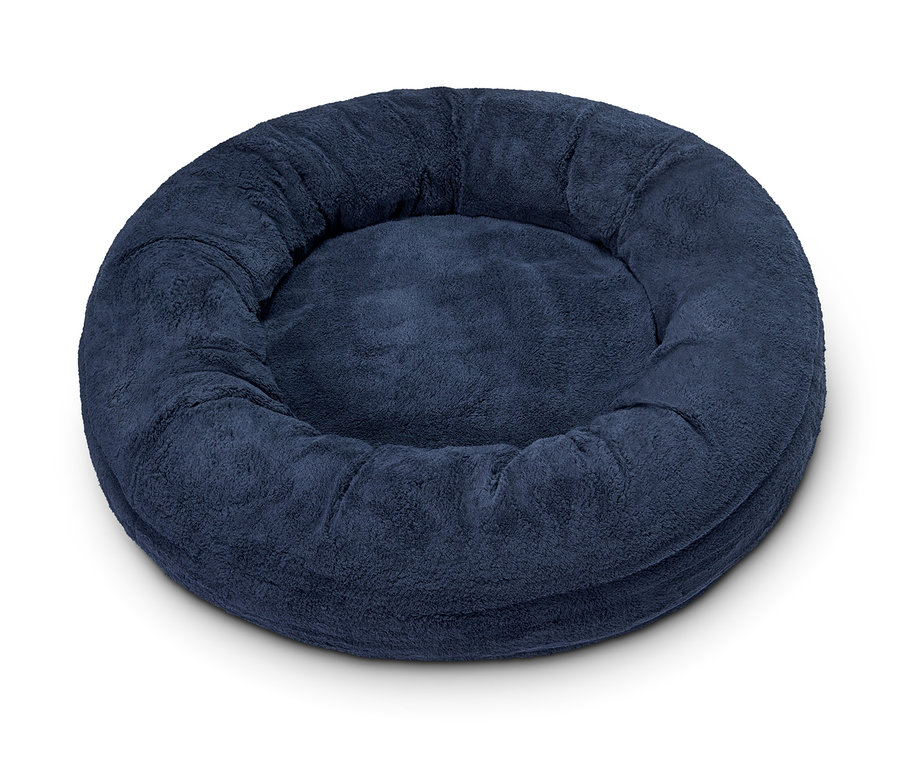 Egy nagy, sötétkék kutyaágy.