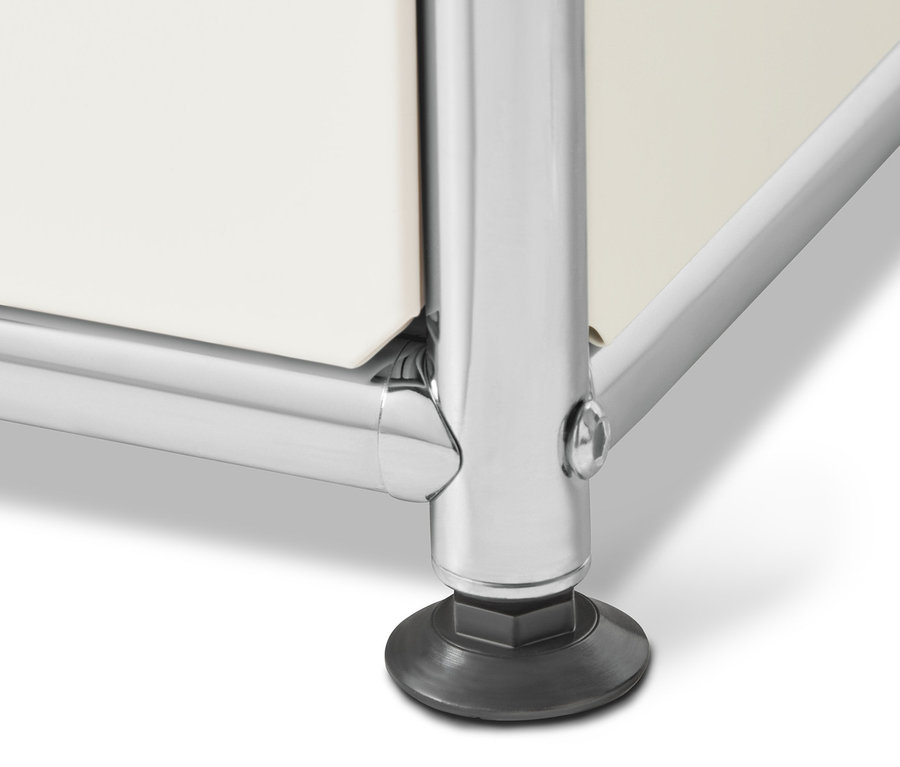 Egy fehér fém nyitott ruhásszekrény részlete.