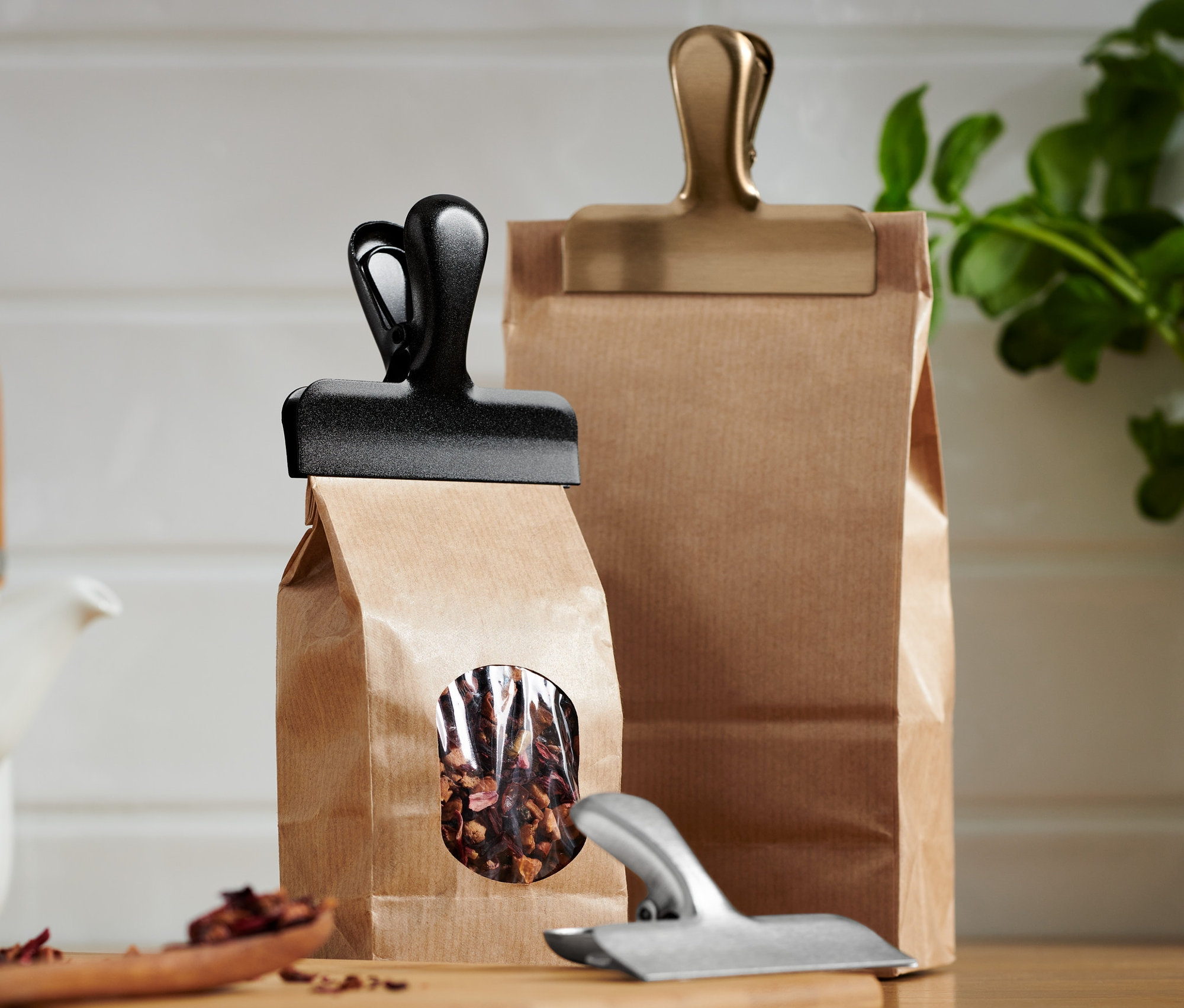 Három teás tasak van lezárva 3 aromazáró csipesszel nemesacélból.