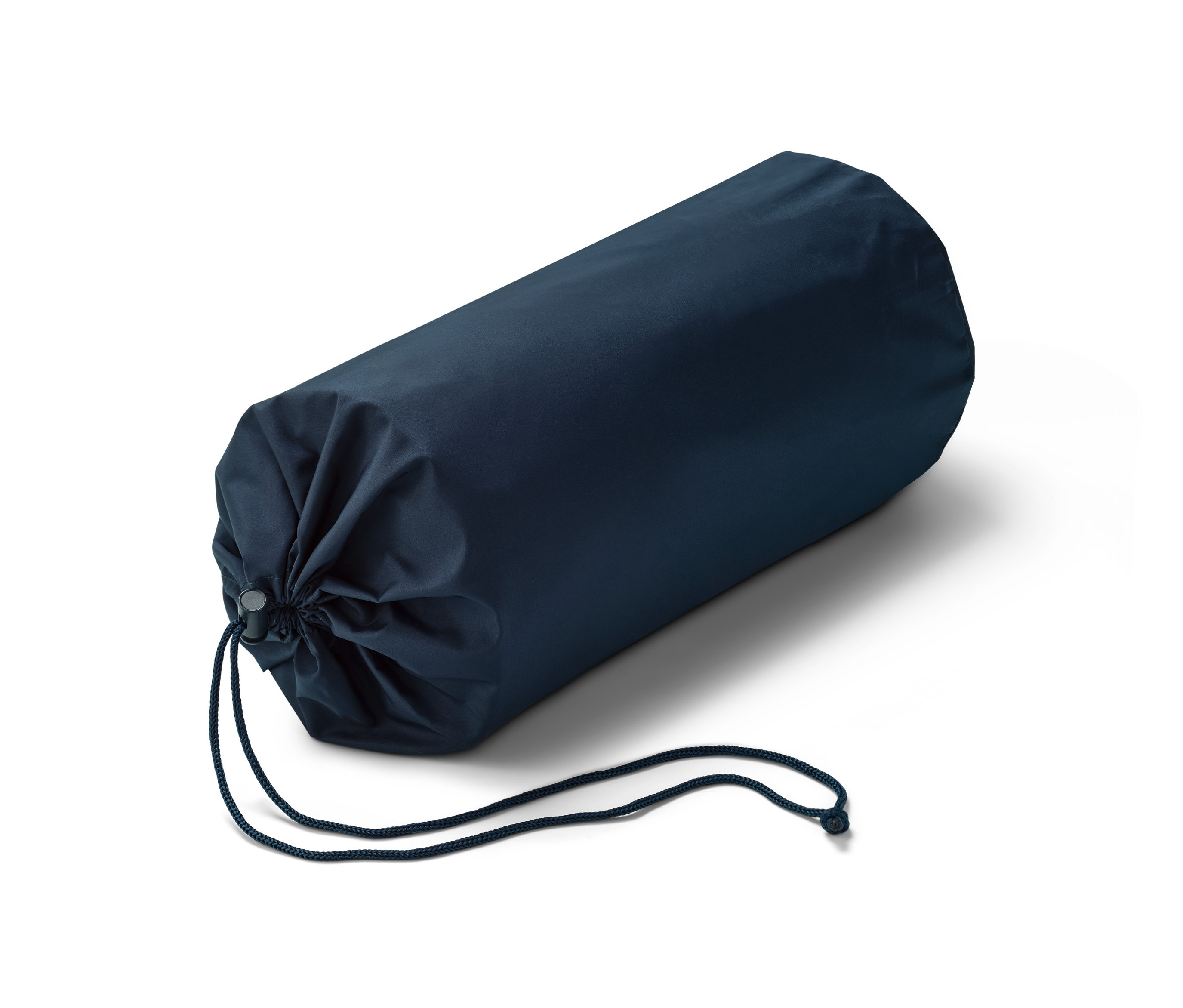 Egy sötétkék színű, feltekert, önfelfújó hőszigetelő matrac összehúzó zsinórral.