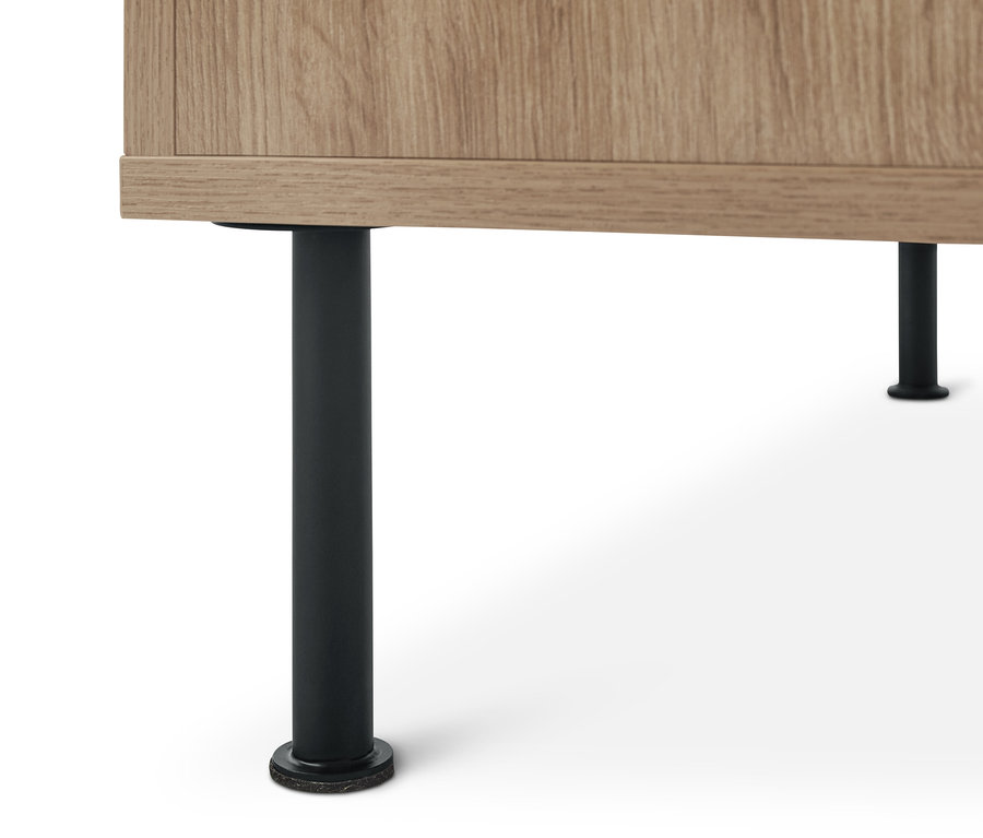 Részlet egy tárolóval ellátott padról, a lábai látszanak.