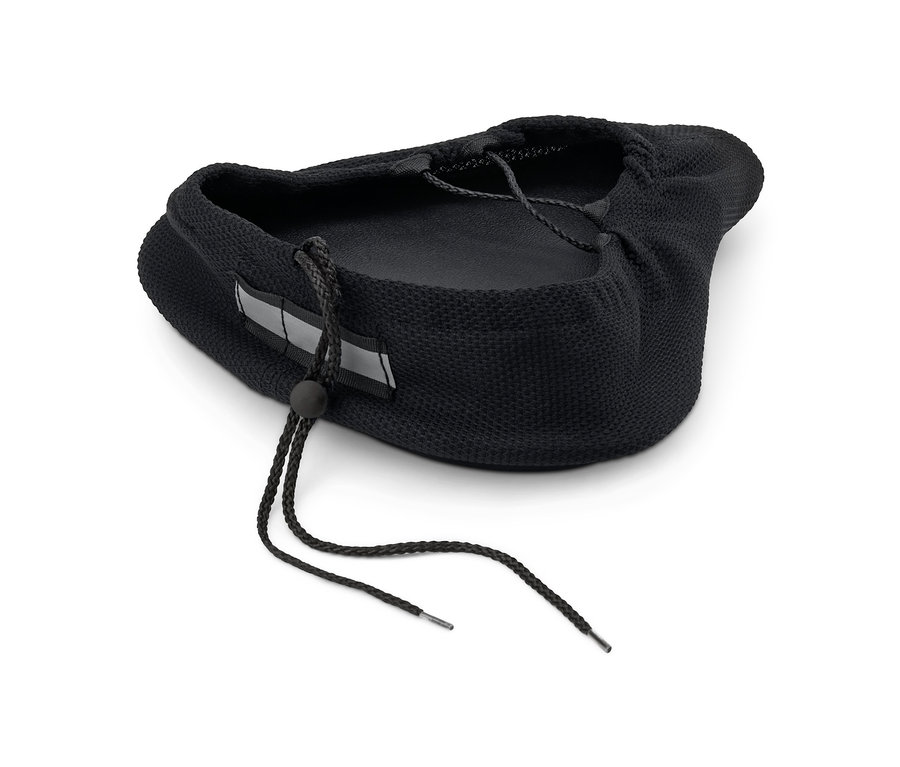 Egy fekete kerékpáros nyereghuzat memóriahabbal fekszik egy fehér háttéren.