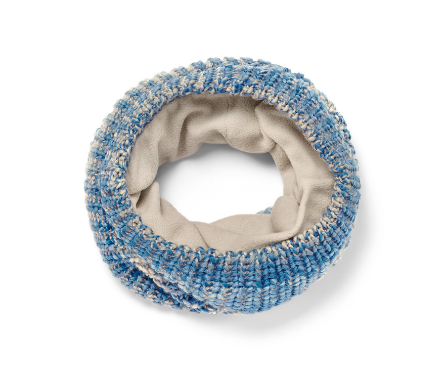 Kék-fehér kötött csősál bézs béléssel fehér háttéren.