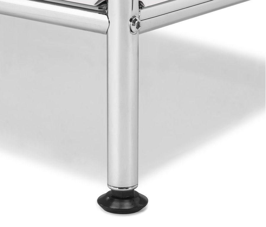 Közelkép egy fehér szekrény krómozott lábáról.