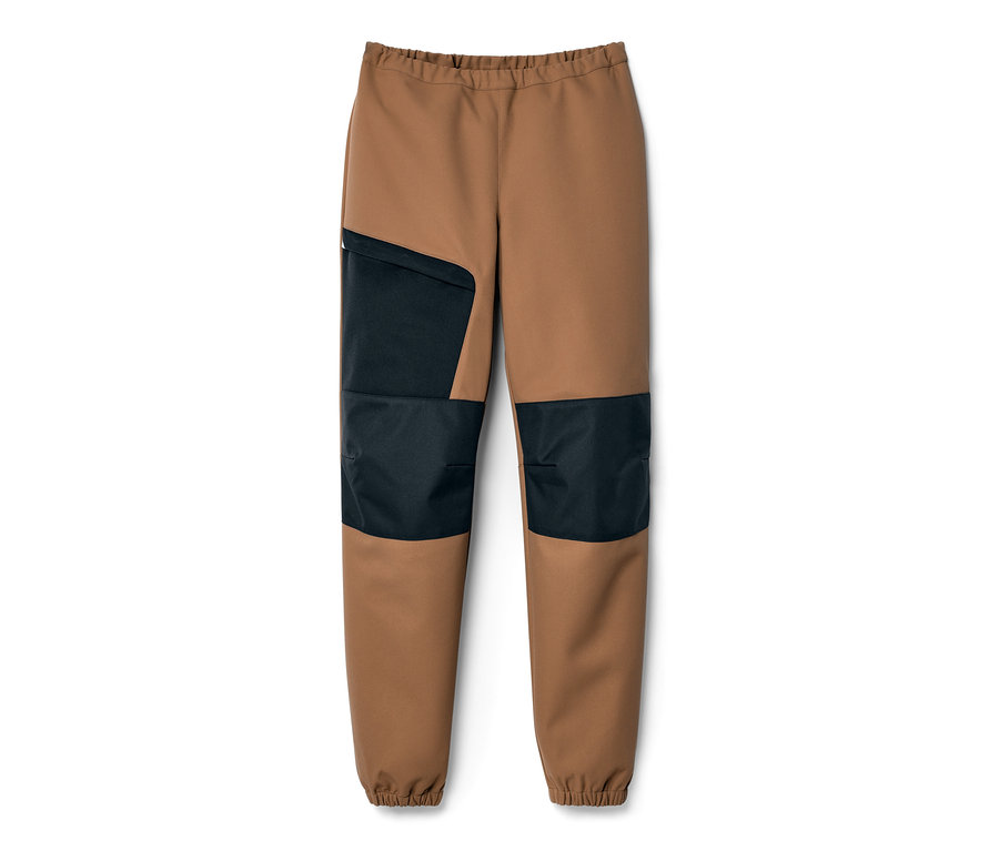 Barna gyerek softshell nadrág fekete betétekkel a térdén és oldalán.
