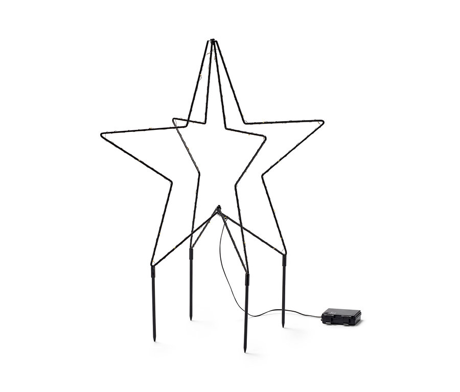 Egy kültéri leszúrható LED-es fémcsillag áll fehér háttér előtt.
