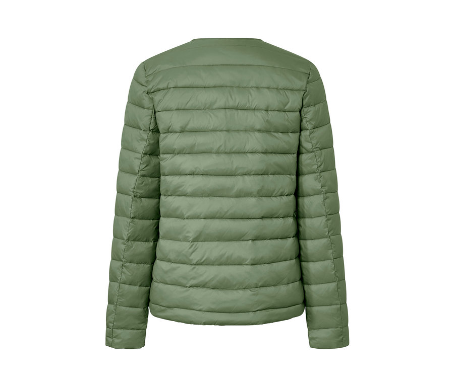 Egy zöld, női steppelt dzseki hátulnézete.