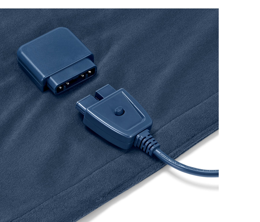 Egy sötétkék elektromos melegítő takaró részlete, leválasztott vezérlővel.