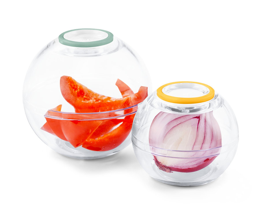Két frissentartó gömb, az egyikben paprika, a másikban hagyma van.